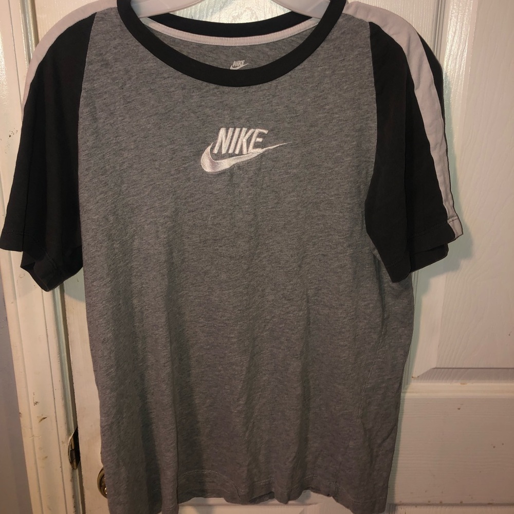 NIKE men’s short sleeve gray t-shirt